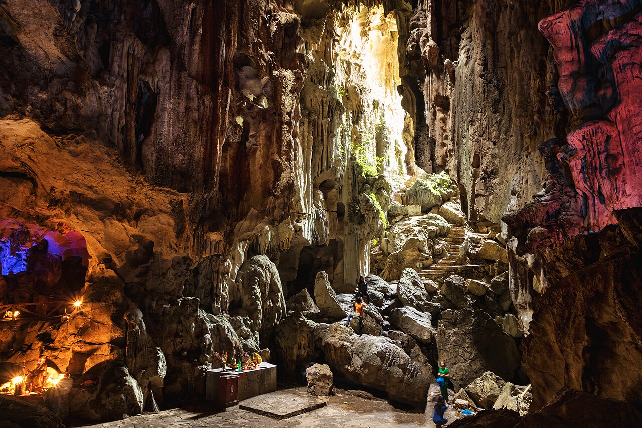 Bên trong động Tam Thanh