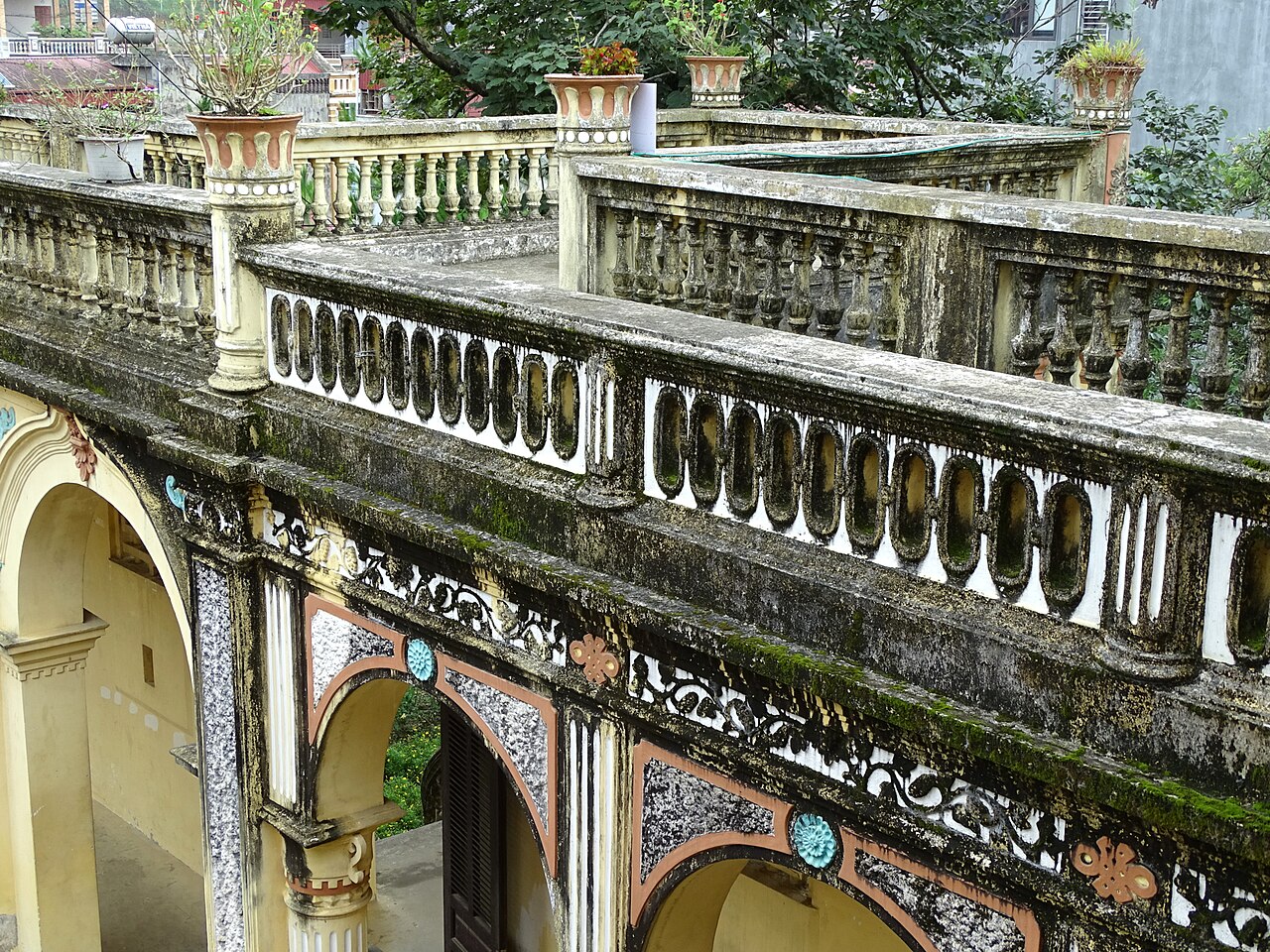 Ban công và lan can dinh Hoàng A Tưởng