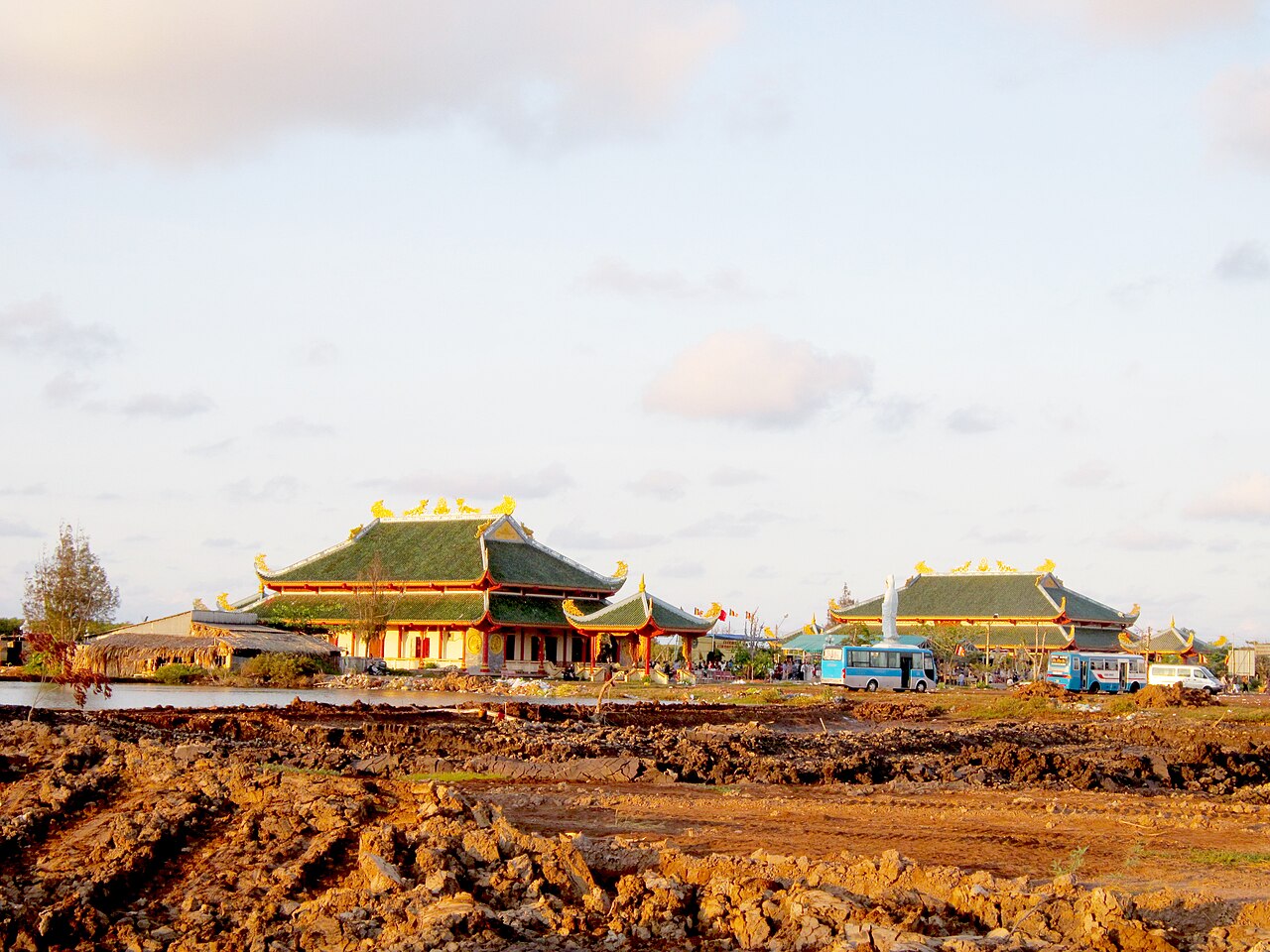Quán Âm Phật Đài bên bờ biển Bạc Liêu
