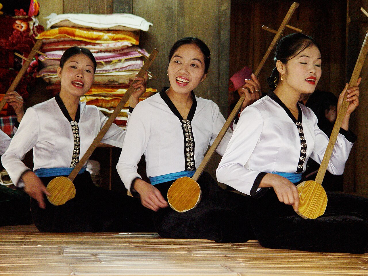 Biểu diễn nhạc cụ dân tộc ở Mai Châu